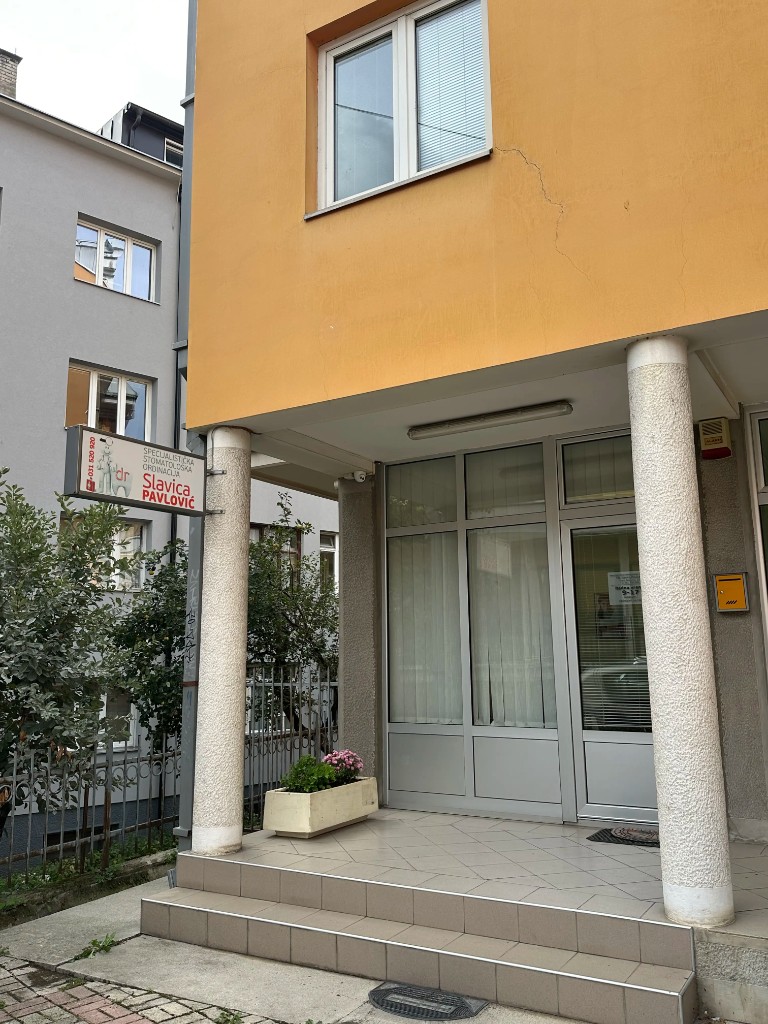 Ulaz u ordinaciju sa istaknutom tablom ordinacije