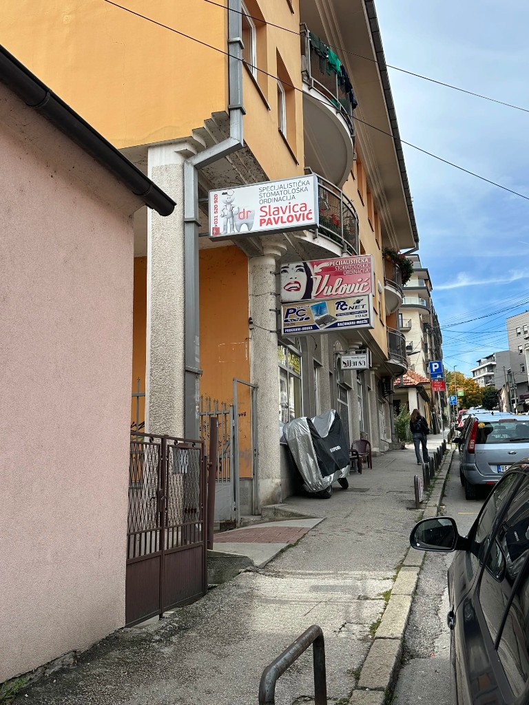 Tabla ordinacije na zgradi u ulici Kralja Petra I